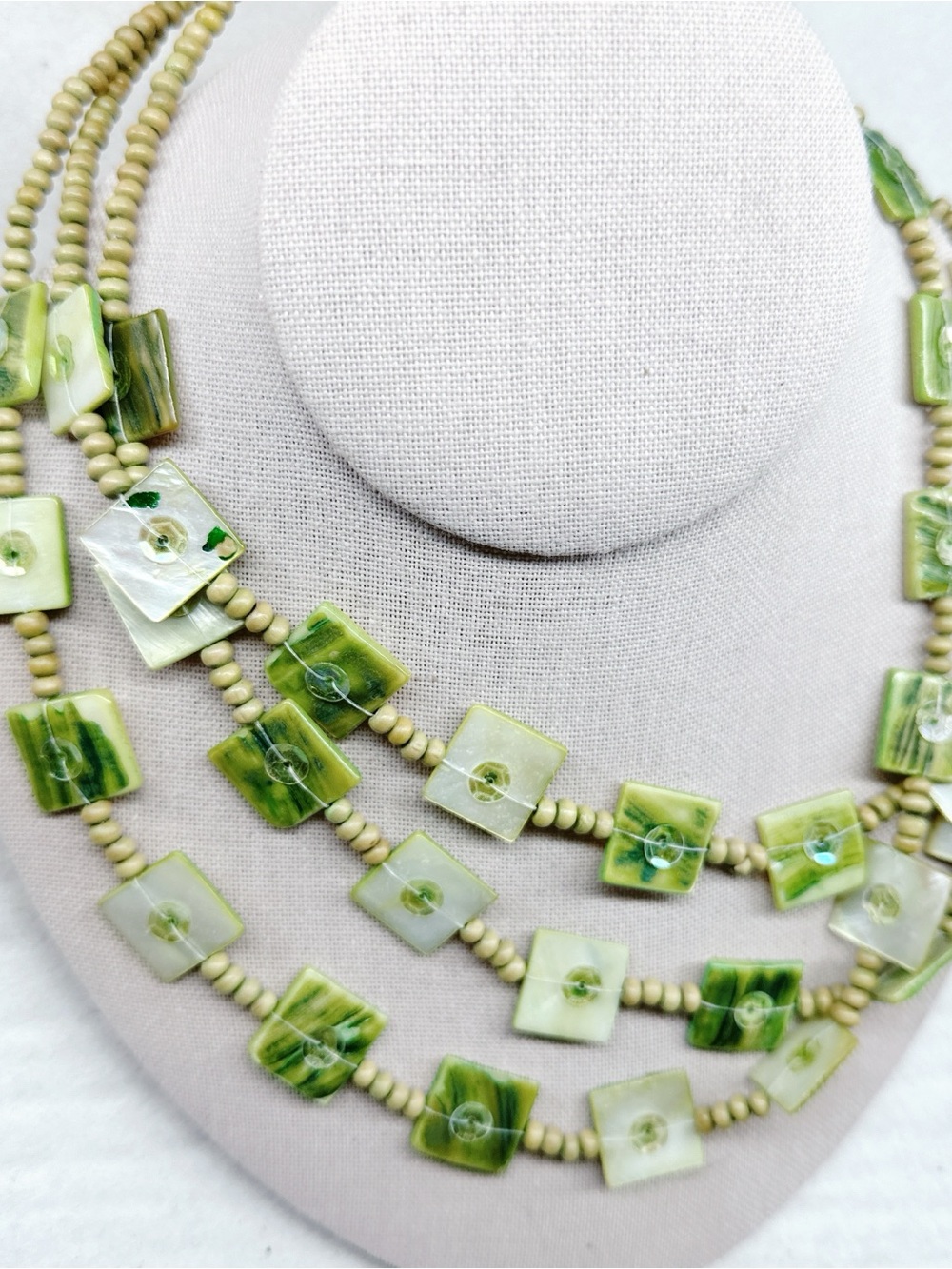 163gc. Green Shell Beachy Necklace